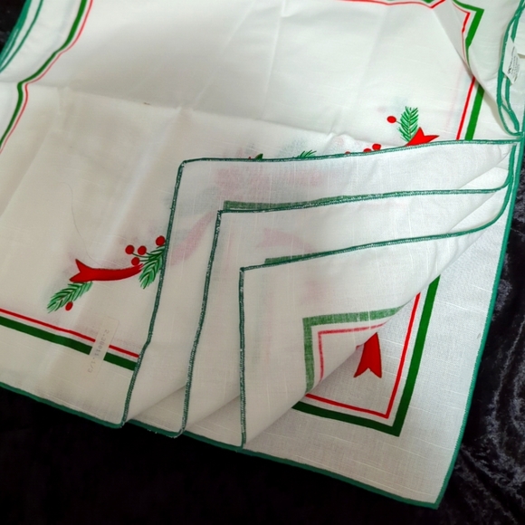 Christmas Napkins QTY 4 Pattern Green/Red Green Trim 16" X 16"  New With Tags - Picture 2 of 6